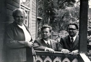 Pas Bronę Buivydaitę svečiuojasi poetai Antanas Drilingas ir Algimantas Baltakis. Fotografavo Juozas Baltušis. 1973 metai 