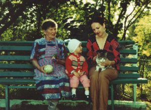 Trijų kartų giminės moterys. Su močiute ir dukra Ugne 2006 m.