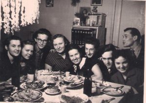 1957-ųjų gruodis, prieš Naujųjų sutikimą. Iš kairės: Dalia Tupčiauskienė, Aldona Minelgaitė-Vasiliūnienė, Juozas Tumelis, Jadvyga Maliauskaitė-Vaitkevičienė, Henrikas Čigriejus, Leonida Čigriejienė, Petras Dabulevičius, nežinoma draugę, Romualdas Tupčiauskas.