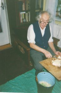 Tėtis pjausto kopūstus. 1996 m.