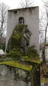 Paryžius. Père Lachaise kapinės. Samanota madona. Neringos Dangvydės nuotrauka