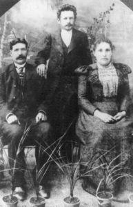 Augstinas Baranauskas (viduryje ) su giminėmis. XIX a. pabaiga