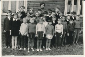 Jaunoji mokytoja ir jos klasė. Nuotrauka Iš asmeninio archyvo