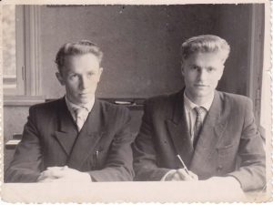 Antanas Masionis ir Bronius Radzevičius 1960 m. mokyklos suole Vyžuonose. Maironio lietuvių literatūros muziejaus archyvo nuotrauka