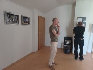 Ričardas Šileika prieš jo parodos Ignalinoje atidarymą, 2023 m. Meno bangų nuotrauka.