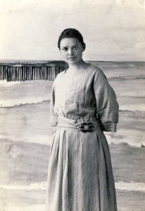 Rašytoja Bronė Buivydaitė (Tyrų duktė), 1923 m. Nuotrauka iš Antano Baranausko ir Antano Vienuolio-Žukausko memorialinio muziejaus fondų