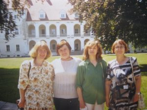 Ekskursijoje į Likėnus. I. Šaltienė pirma iš dešinės. Pirma iš kairės Z. Cijūnėlienė. 1998 m.